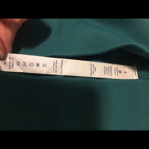 MAKE OFFERS NOW- NWOT Lululemon Zone In Crop - Picture 4 of 4
